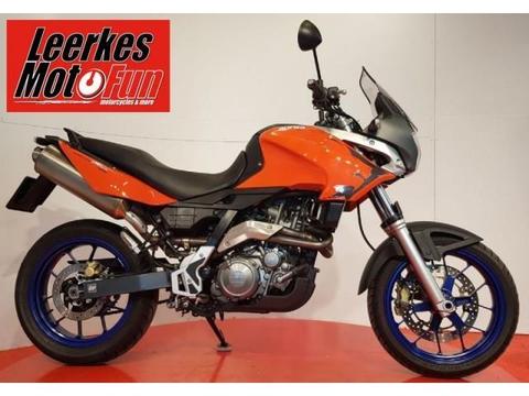 Aprilia Pegaso strada 650 35 kW / A2 rijbewijs zwart/rood