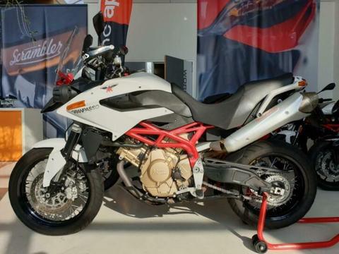 Moto Morini 1200 Granpasso 25445km '12 € 8750,- div. Opties